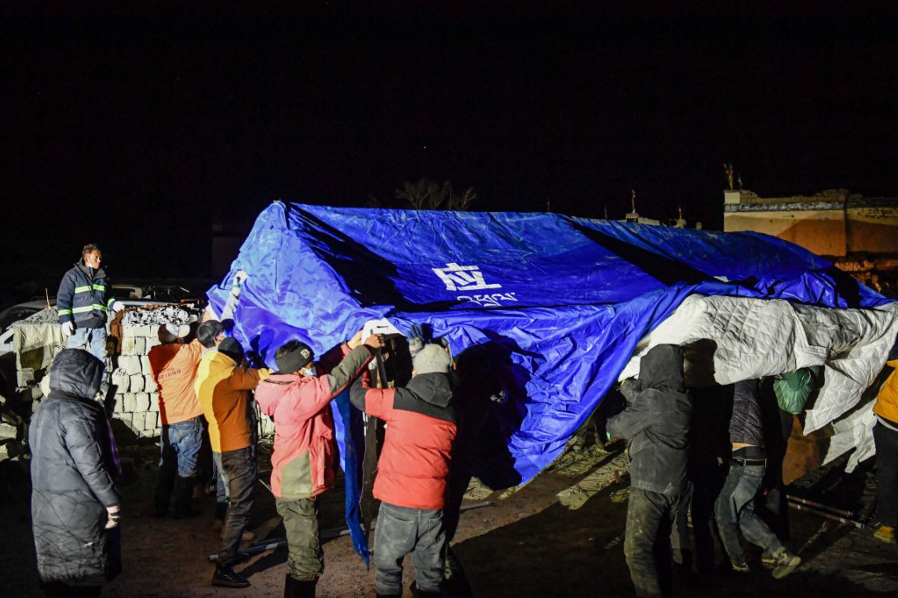 Los trabajadores de rescate y los aldeanos afectados por el terremoto construyen un refugio temporal en Shigatse, en la región del Tíbet, en el suroeste de China, después de que un terremoto azotó la zona el 7 de enero de 2025. Foto: EFE