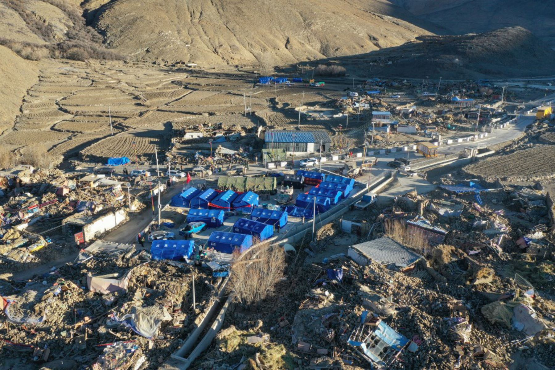 Edificios derrumbados después de un terremoto y tiendas de campaña de ayuda recién construidas en el municipio de Cuoguo en Shigatse, región del Tíbet, al suroeste de China. Foto: AFP