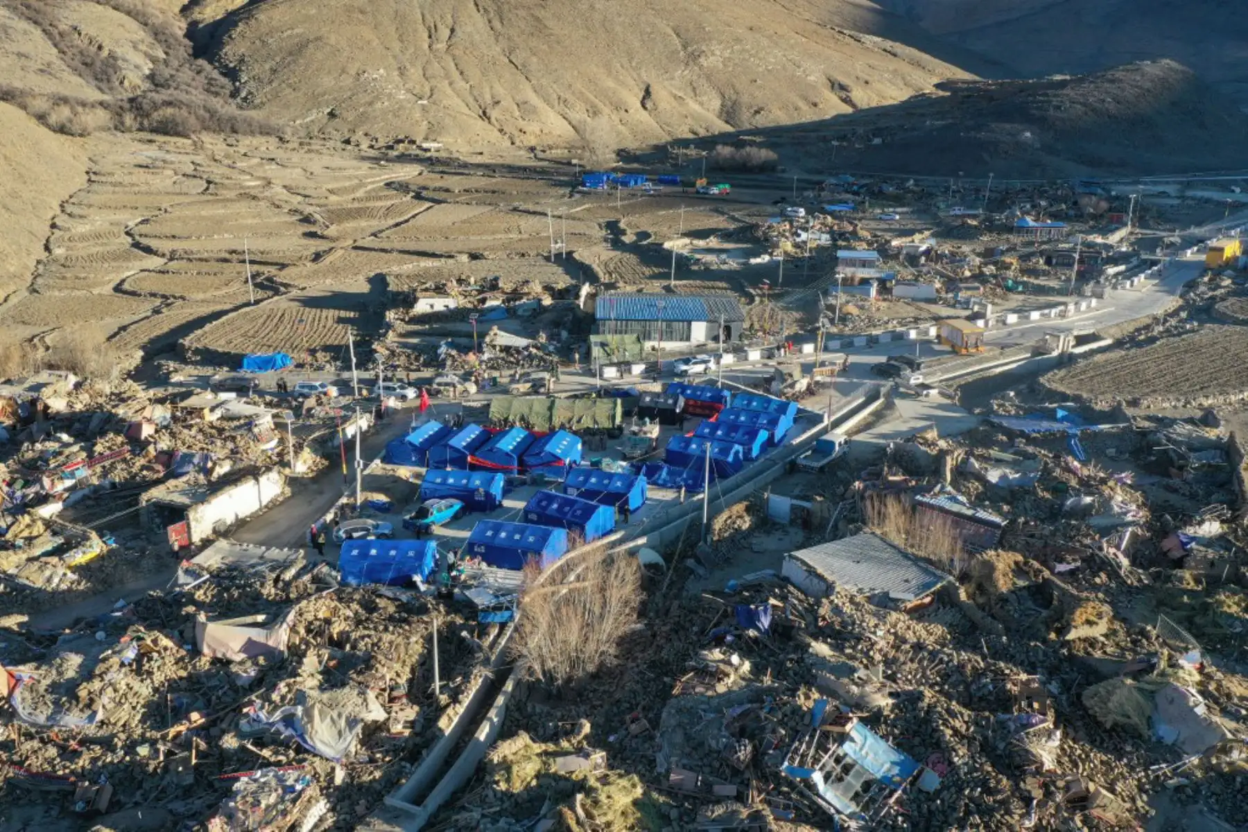 Edificios derrumbados después de un terremoto y tiendas de campaña de ayuda recién construidas en el municipio de Cuoguo en Shigatse, región del Tíbet, al suroeste de China. Foto: AFP