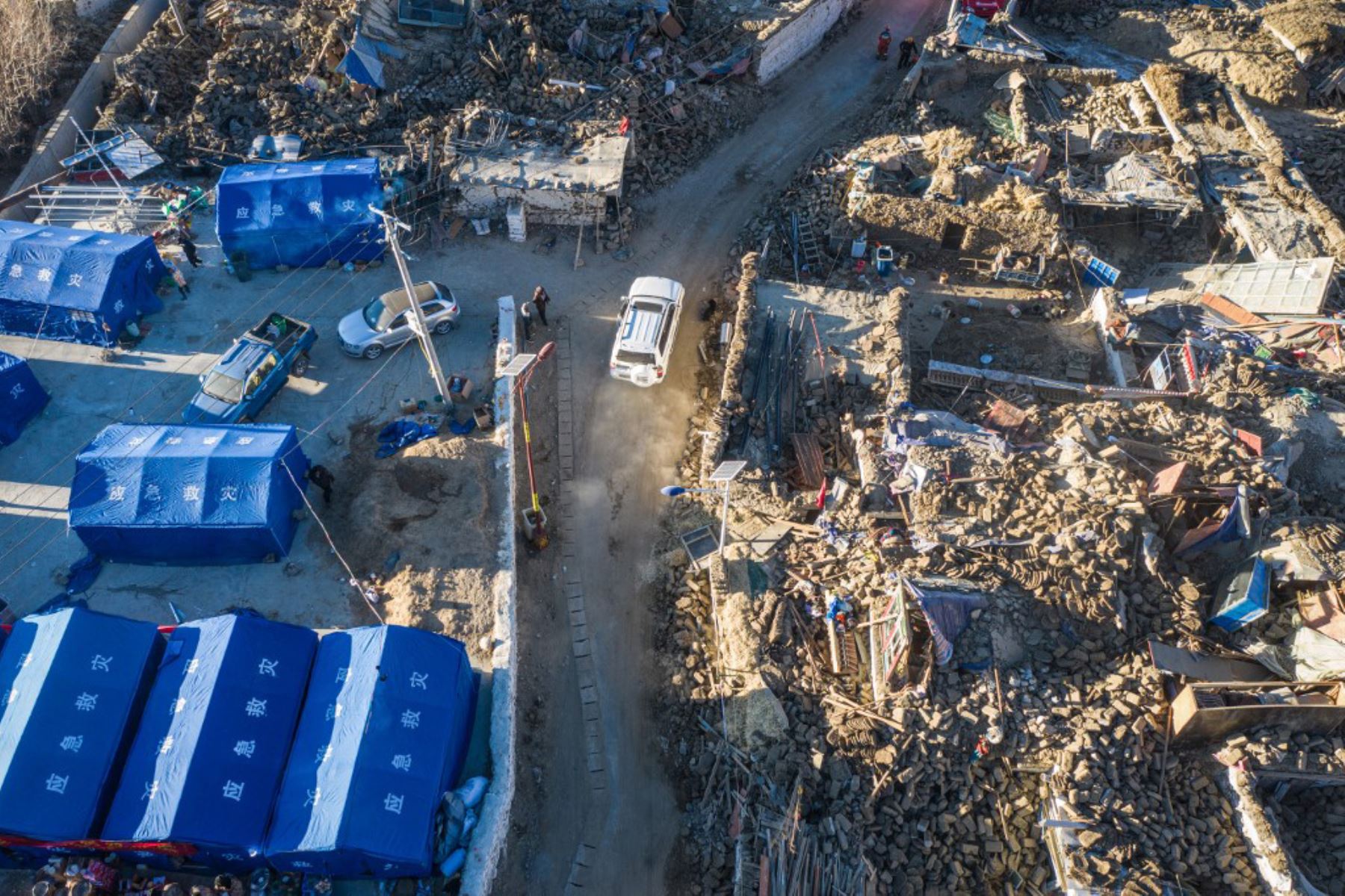 Edificios derrumbados después de un terremoto y tiendas de campaña de ayuda recién construidas en el municipio de Cuoguo en Shigatse, región del Tíbet, al suroeste de China. Foto: AFP