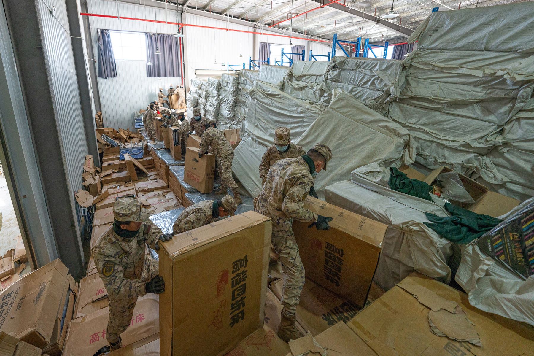 Soldados de la policía armada transfieren suministros de socorro a un almacén en la ciudad de Xigaze, Región Autónoma de Xizang, al suroeste de China. Foto: EFE