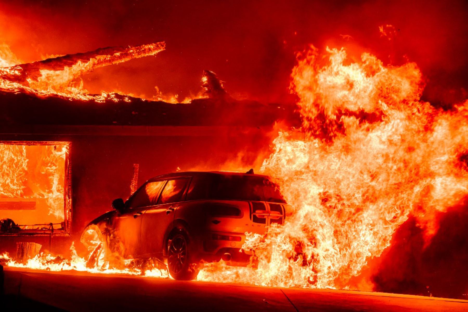 Un violento incendio forestal se desató en un barrio exclusivo cerca de Los Ángeles, en la costa oeste de Estados Unidos, obligando a la evacuación de miles de personas desde el martes, con vientos huracanados que suponen un "peligro mortal", según las autoridades. Foto: AFP