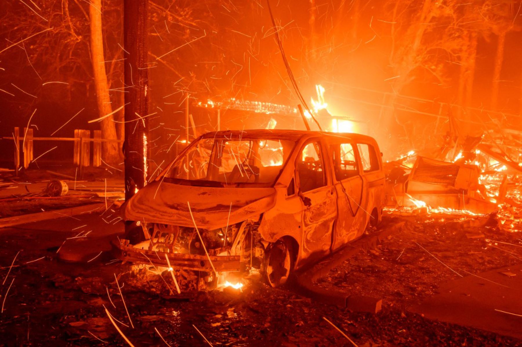 Un violento incendio forestal se desató en un barrio exclusivo cerca de Los Ángeles, en la costa oeste de Estados Unidos, obligando a la evacuación de miles de personas desde el martes, con vientos huracanados que suponen un "peligro mortal", según las autoridades. Foto: AFP