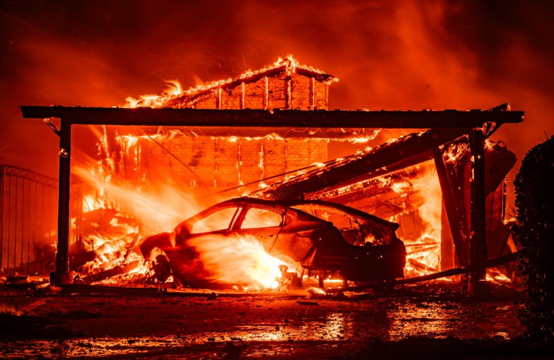 Las autoridades emitieron órdenes de evacuación para unas 30.000 personas. Los residentes, presas del pánico, tuvieron que abandonar sus vehículos en una de las únicas carreteras de entrada y salida de la zona, huyendo a pie del siniestro. Foto: AFP