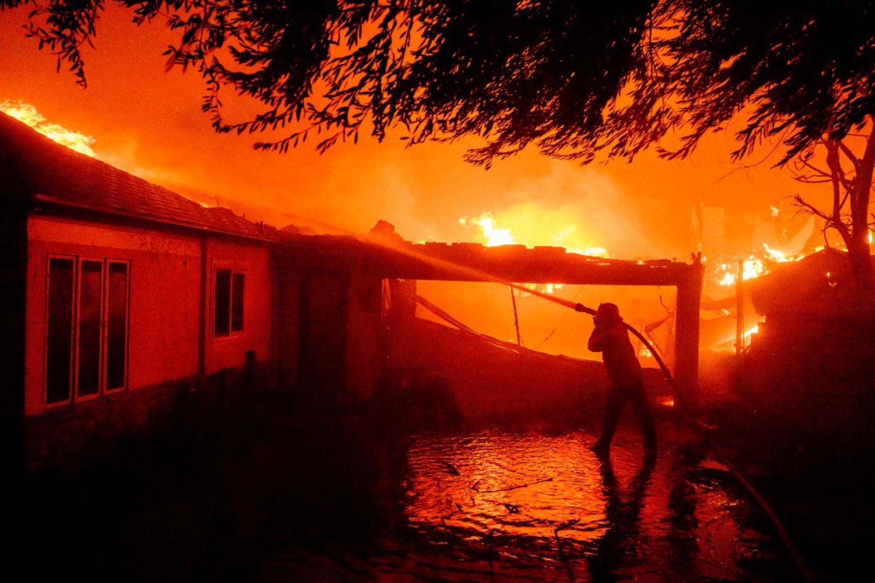 Los bomberos tuvieron que usar excavadoras con el fin de retirar docenas de vehículos de la carretera, incluidos costosos modelos BMW, Tesla y Mercedes, en algunos casos con carrocerías destrozadas. El incendio provocó una enorme nube de humo. Foto: AFP