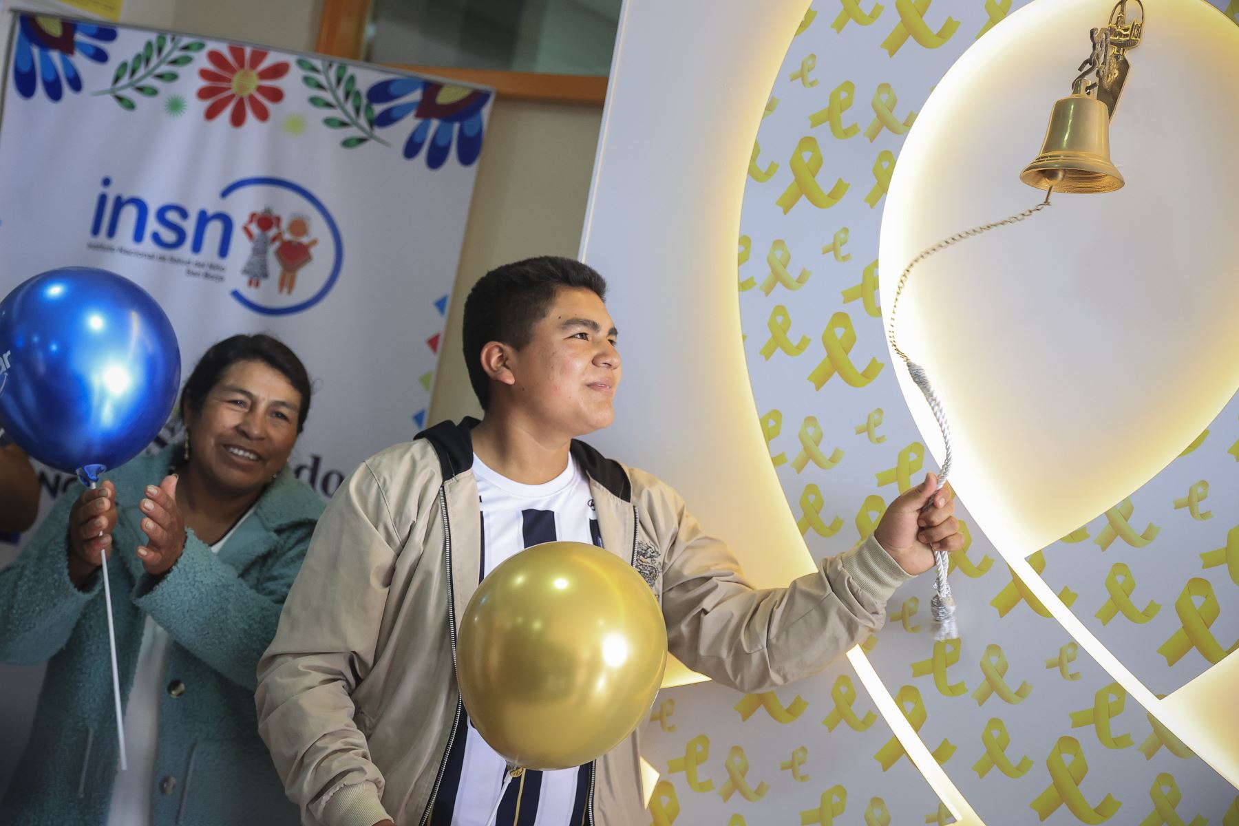 Adolescente que hizo frente a la leucemia fue el primero del 2025 en tocar la Campana de la Victoria, que simboliza el vencimiento del cáncer en el INSN-San Borja. Fotos: ANDINA/Jhonel Rodríguez Robles