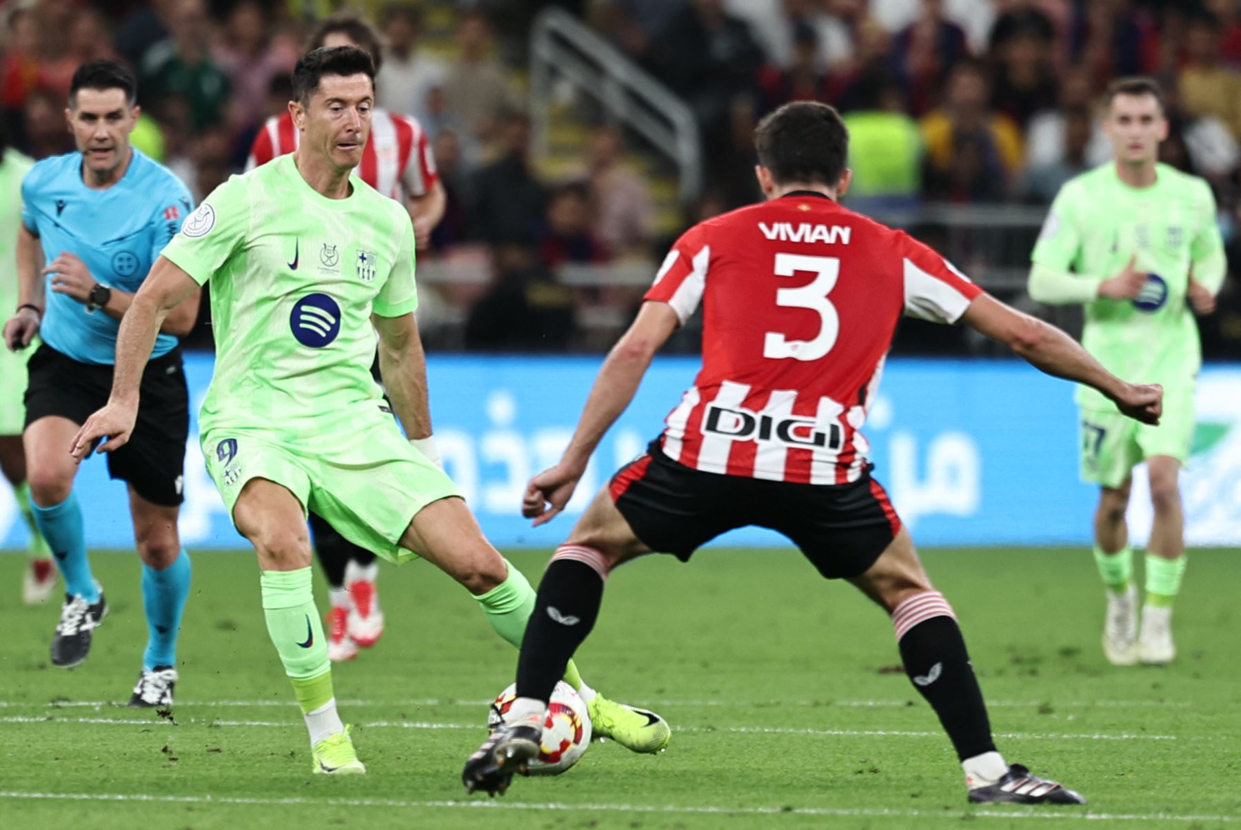 El delantero polaco de Barcelona  Robert Lewandowski está marcado por el defensor español del Athletic de Bilbao Dani Vivian durante el partido de fútbol semifinal de la Supercopa de España entre el Athletic de Bilbao y Barcelona en la Ciudad Deportiva Rey Abdullah en Jeddah. Foto: AFP