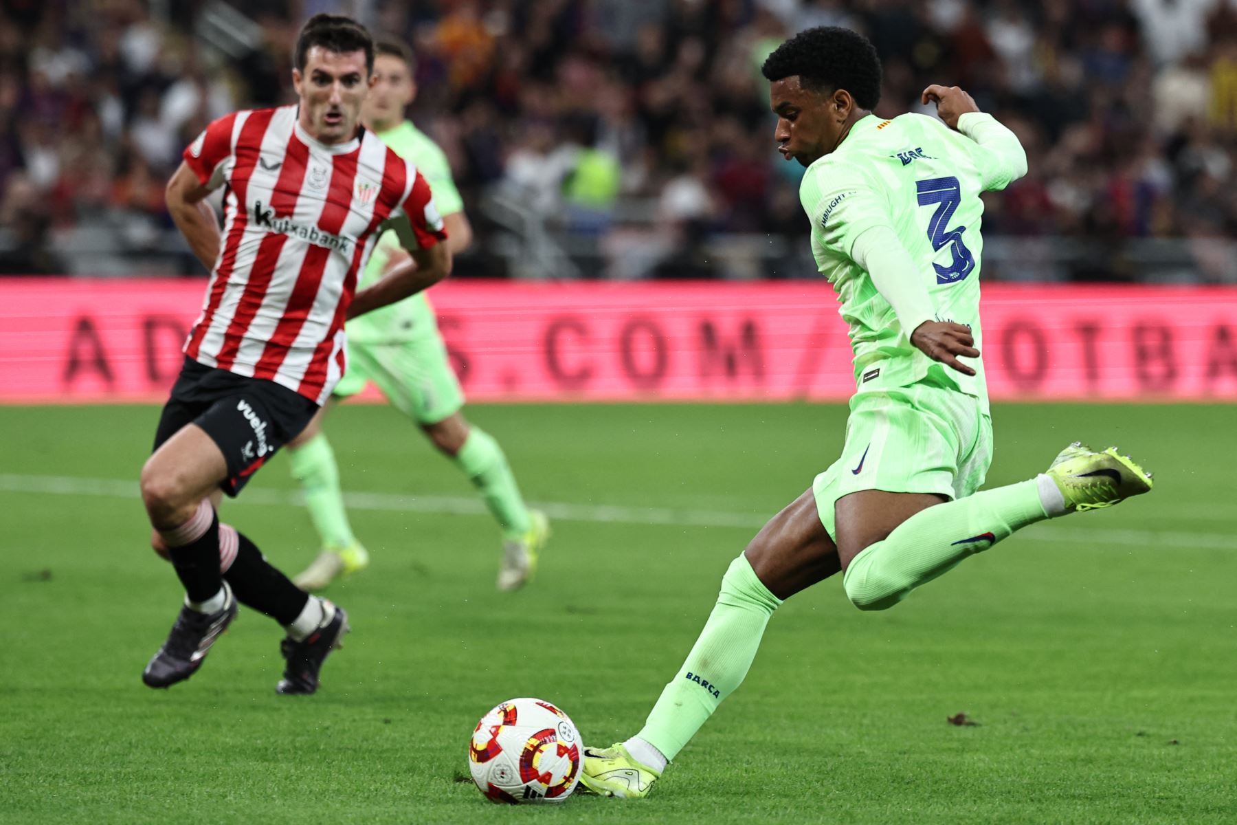 El defensor español de Barcelona  Alex Balde pasa el balón durante el partido de fútbol semifinal de la Supercopa de España entre el Athletic de Bilbao y Barcelona. AFP