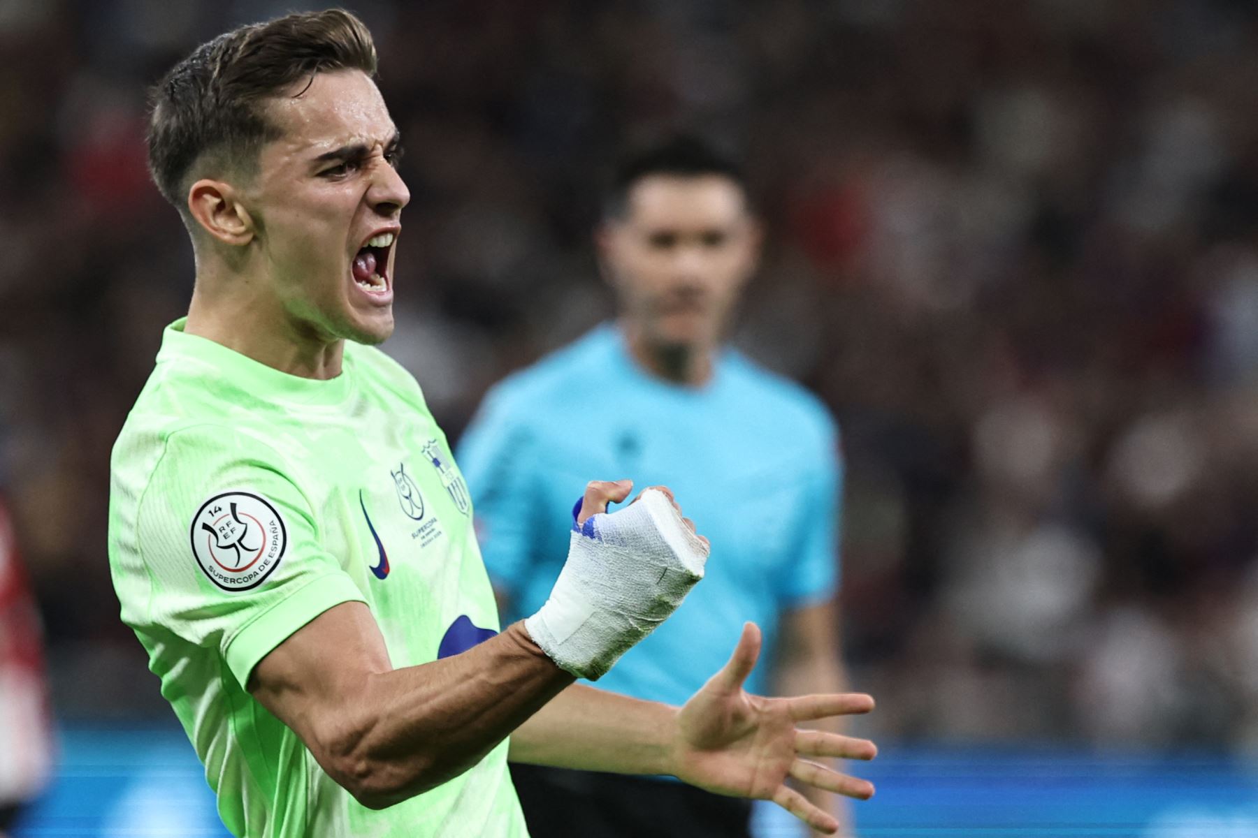 El centrocampista español  de Barcelona, ​​Pablo Gavi, celebra marcar el primer gol de su equipo durante el partido de fútbol semifinal de la Supercopa de España entre el Athletic de Bilbao y Barcelona. AFP