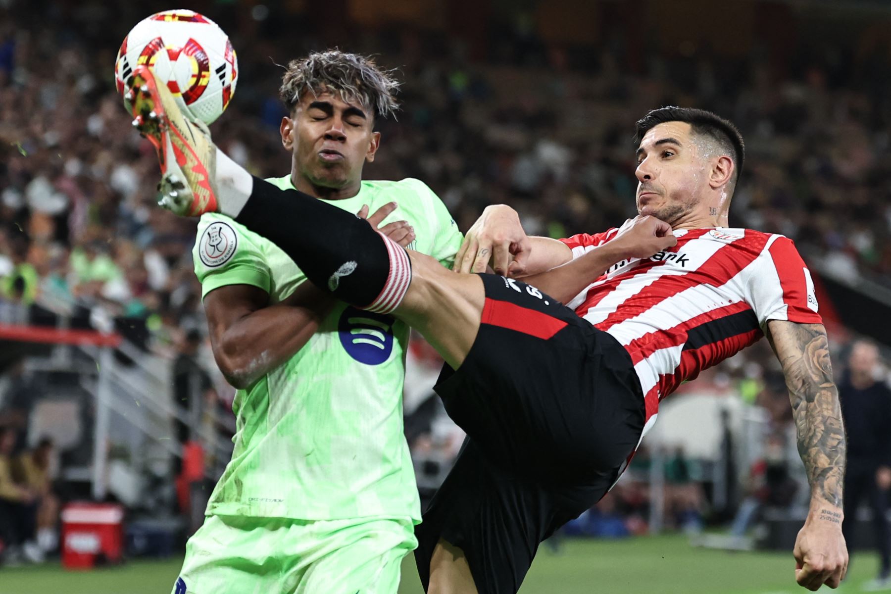 El delantero español del Barcelona Lamine Yamal lucha por el balón con el defensor español del Athletic de Bilbao  Yuri Berchiche durante el partido de fútbol semifinal de la Supercopa de España entre el Athletic de Bilbao y Barcelona. AFP