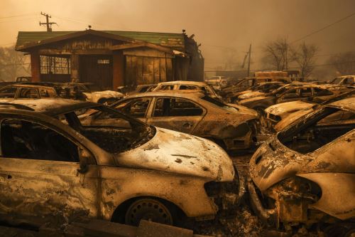 Autos quemados en un parqueo destruido por el incendio forestal de Eaton en Altadena, California, el 8 de enero de 2025. Foto: EFE.