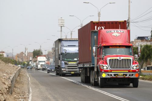 Alcalde del Callao, Pedro Spadaro, sugiere liberar la avenida Morales Duárez de camiones para agilizar el paso de turistas y viajeros hacia el Nuevo Aeropuerto Internacional Jorge Chávez, que se inaugurará el 29 de enero. Foto: ANDINA/Daniel Bracamonte.