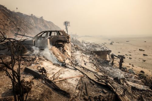 Un automóvil carbonizado entre los restos de casas destruidas por el incendio forestal de Palisades en Malibú, California, el 8 de enero de 2025. Foto: EFE