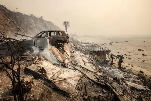 Un automóvil carbonizado entre los restos de casas destruidas por el incendio forestal de Palisades en Malibú, California, el 8 de enero de 2025. Foto: EFE