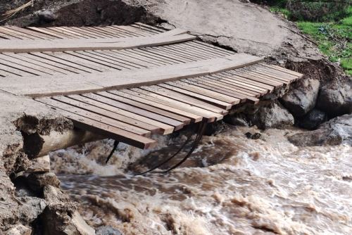 La cantidad de agua que fluye por el río Tingo es alarmante y las autoridades locales están tomando medidas para evitar una tragedia.