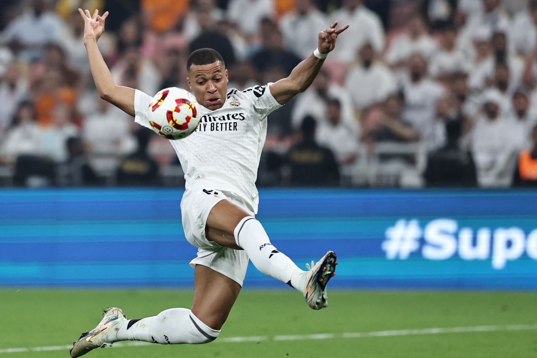 El delantero francés del Real Madrid Kylian Mbappé alcanza el balón durante el partido de fútbol semifinal de la Supercopa de España entre el Real Madrid y Mallorca. Foto: AFP