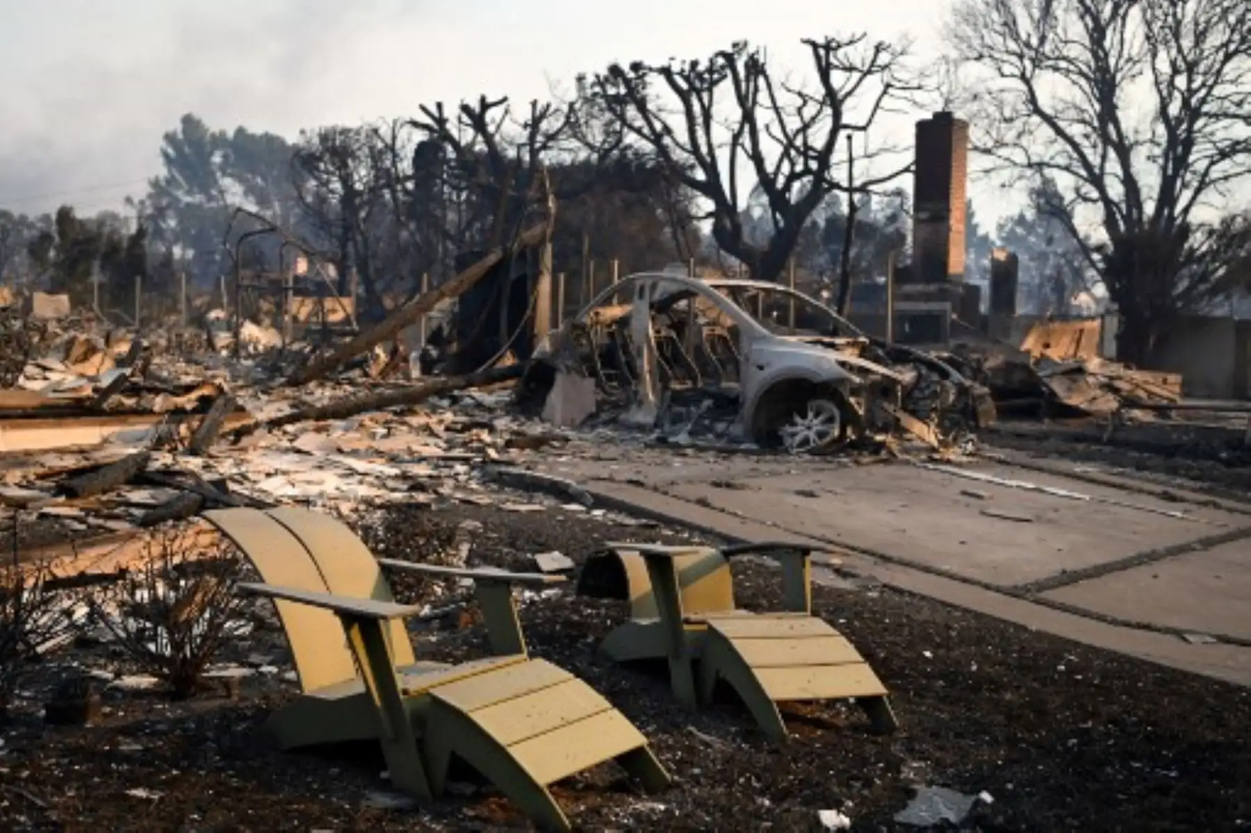 Uno de los cinco muertos en los incendios que acechan a Los Ángeles intentaba proteger su hogar, ahora carbonizado, relató su hermana este miércoles.
Victor Shaw, de 66 años, murió en el masivo infierno que consumió la localidad californiana de Altadena, en el norte de Los Ángeles.  Foto: AFP