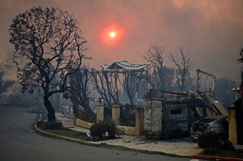 Comunidades enteras son arrasadas por voraces incendios que acechan Los Ángeles