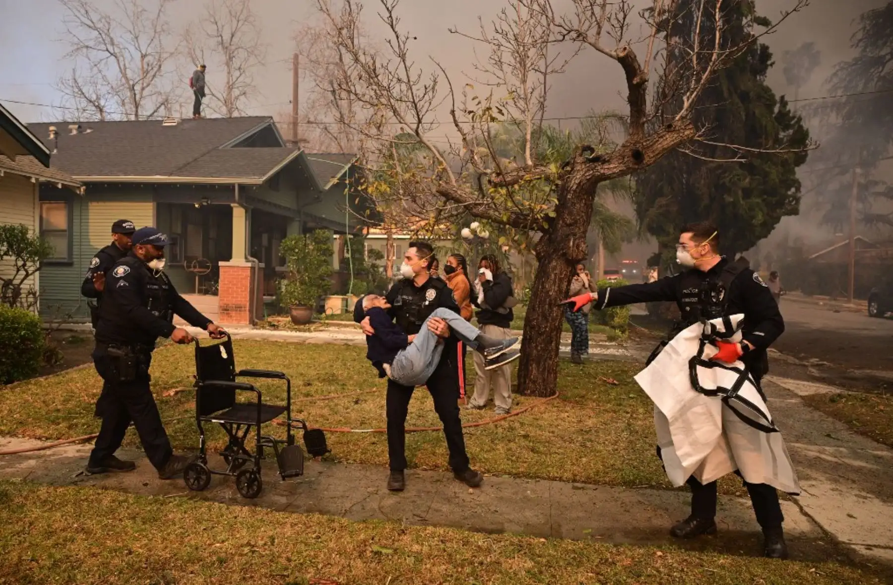Cinco muertos, varios heridos y unas 1.500 edificaciones arrasadas es el saldo preliminar en dos días, dijo Anthony Marrone, del departamento de bomberos de Los Ángeles.  Foto: AFP
