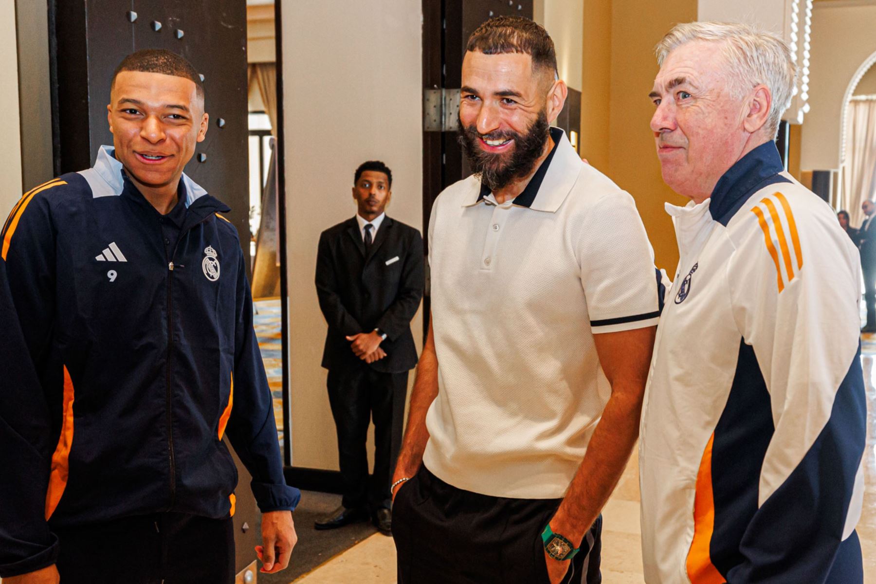 Karim Benzema junto a Mbappé y Carlo Ancelotti