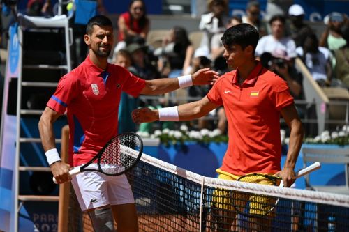 Carlos Alcaraz divisa a Novak Djokovic en cuartos de final del Abierto de Australia