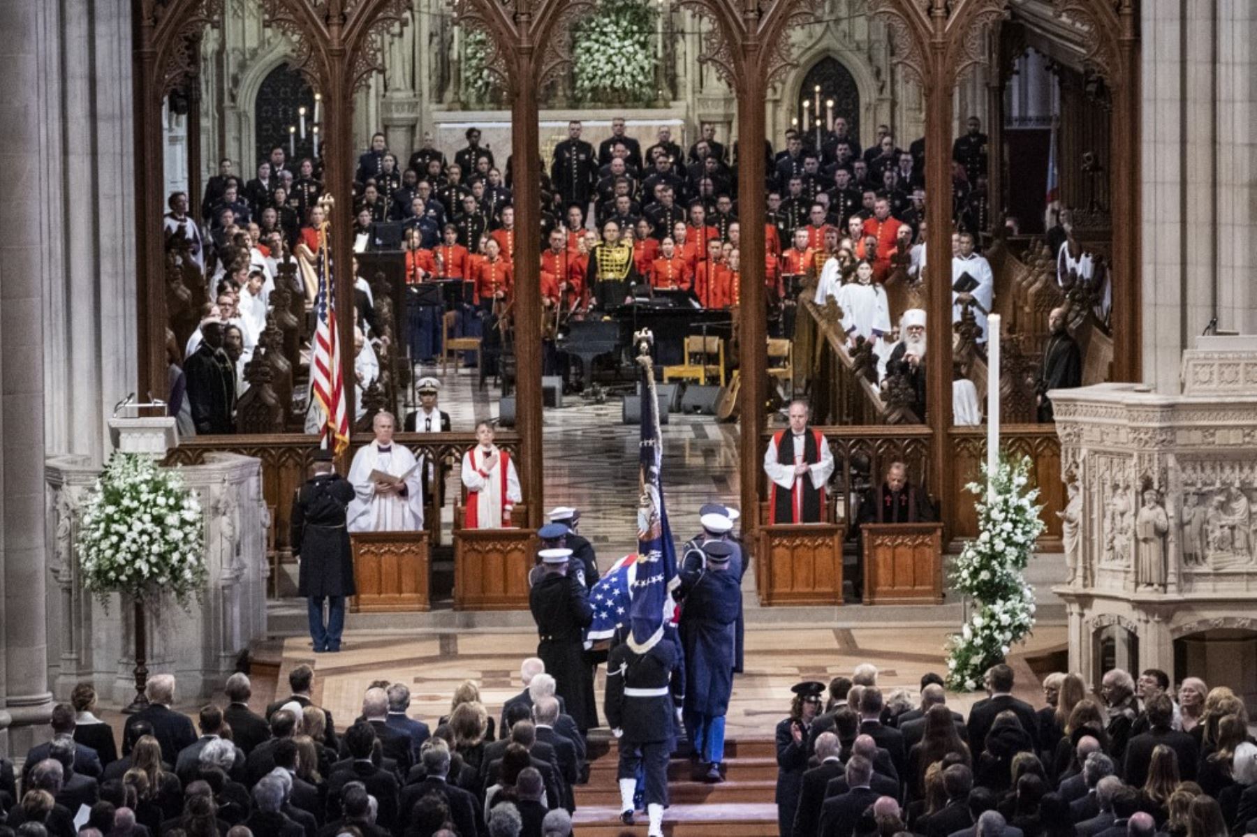 El ataúd cubierto con la bandera del ex presidente estadounidense Jimmy Carter llega para su funeral estatal en la Catedral Nacional de Washington, DC. Foto: AFP