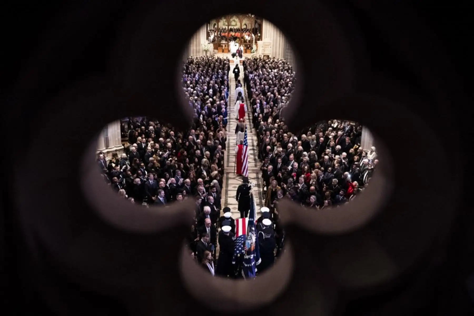 El ataúd cubierto con la bandera del ex presidente estadounidense Jimmy Carter llega para su funeral estatal en la Catedral Nacional de Washington, DC. Foto: AFP