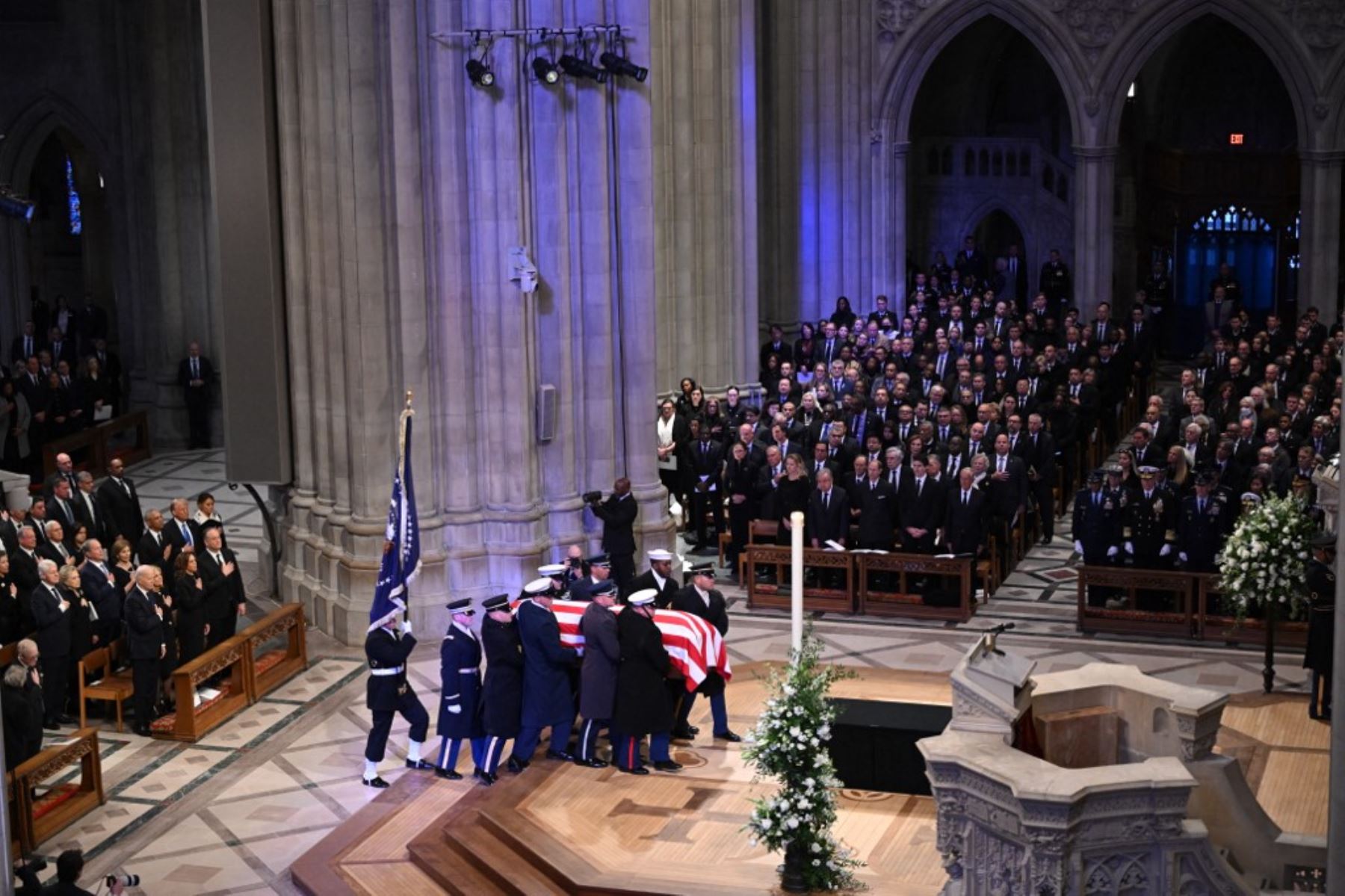 El ataúd cubierto con la bandera del ex presidente estadounidense Jimmy Carter llega para su funeral estatal en la Catedral Nacional de Washington, DC. Foto: AFP