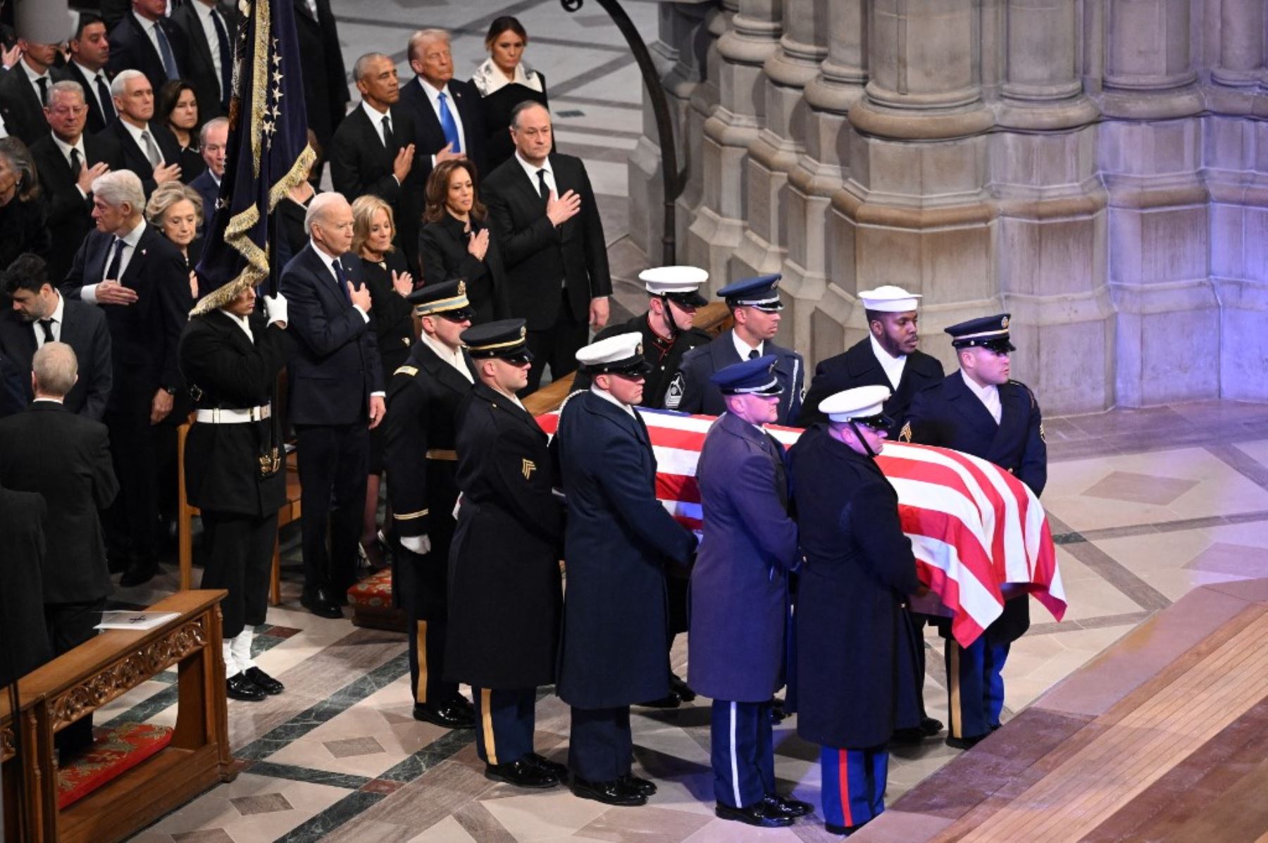 Estados Unidos mantiene este jueves una jornada de luto nacional por el funeral del expresidente Jimmy Carter, que falleció a finales de diciembre, a los 100 años, con oficinas de correos, sedes federales y la bolsa de Nueva York cerradas para rendir respeto al exmandatario que hoy tiene su funeral de Estado. Foto: AFP