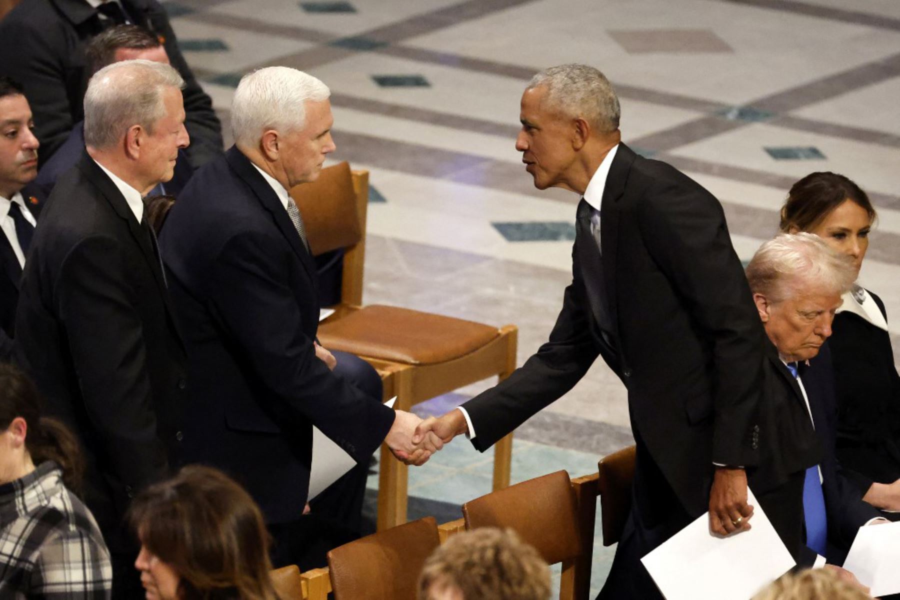 El ex presidente estadounidense Barack Obama saluda al ex vicepresidente estadounidense Mike Pence durante el funeral de estado del ex presidente estadounidense Jimmy Carter en la Catedral Nacional de Washington el 9 de enero de 2025 en Washington, DC. Foto: AFP