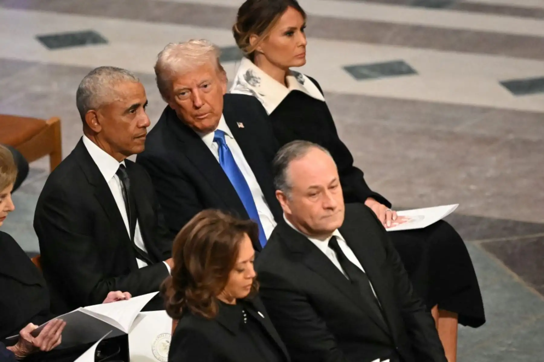El presidente electo de Estados Unidos, Donald Trump, habla con el expresidente Barack Obama mientras asisten al funeral de estado del expresidente de Estados Unidos, Jimmy Carter, en la Catedral Nacional de Washington, DC. Foto: AFP
