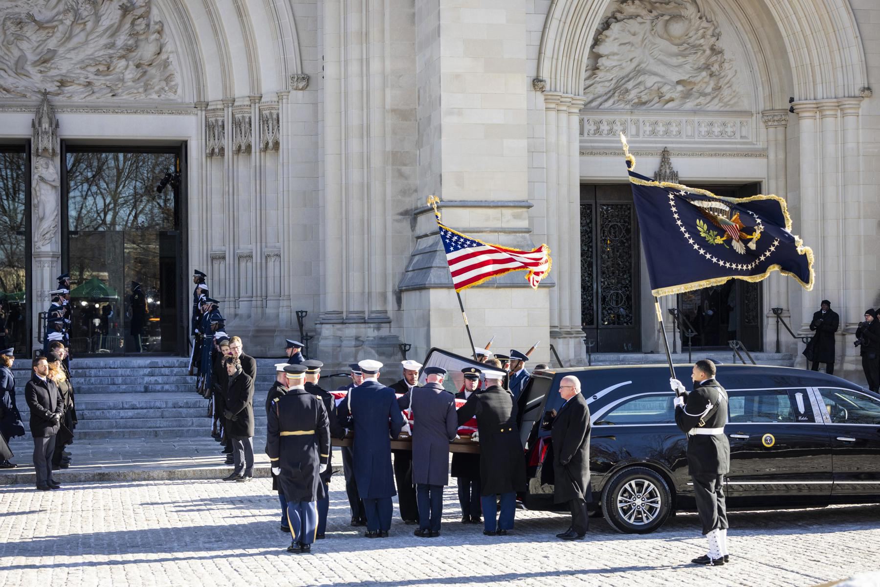 El ataúd del ex presidente estadounidense Jimmy Carter llega a la Catedral Nacional de Washington, DC, EE. UU., el 9 de enero de 2025, para un funeral de estado. Carter, el 39º presidente de Estados Unidos, murió a los 100 años, el 29 de diciembre de 2024. Foto: EFE