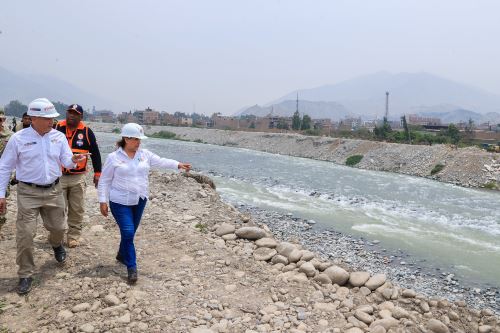 Presidenta  Dina Boluarte supervisa limpieza y descolmatación de riberas del río Rímac en Carapongo