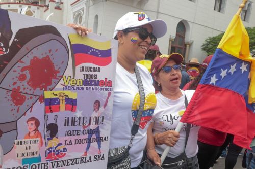 Venezolanos en Perú se reúne en la Embajada de Venezuela en Lima a solo un día de la toma de posesión de Nicolás Maduro