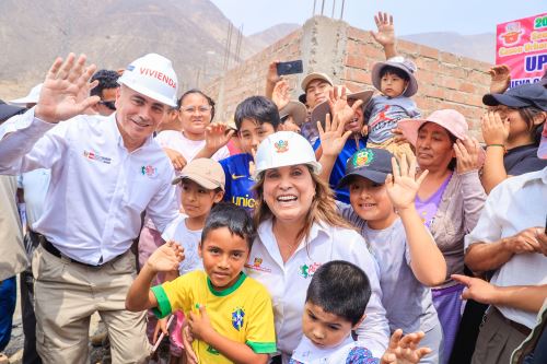 Presidenta  Dina Boluarte supervisa limpieza y descolmatación de riberas del río Rímac en Carapongo