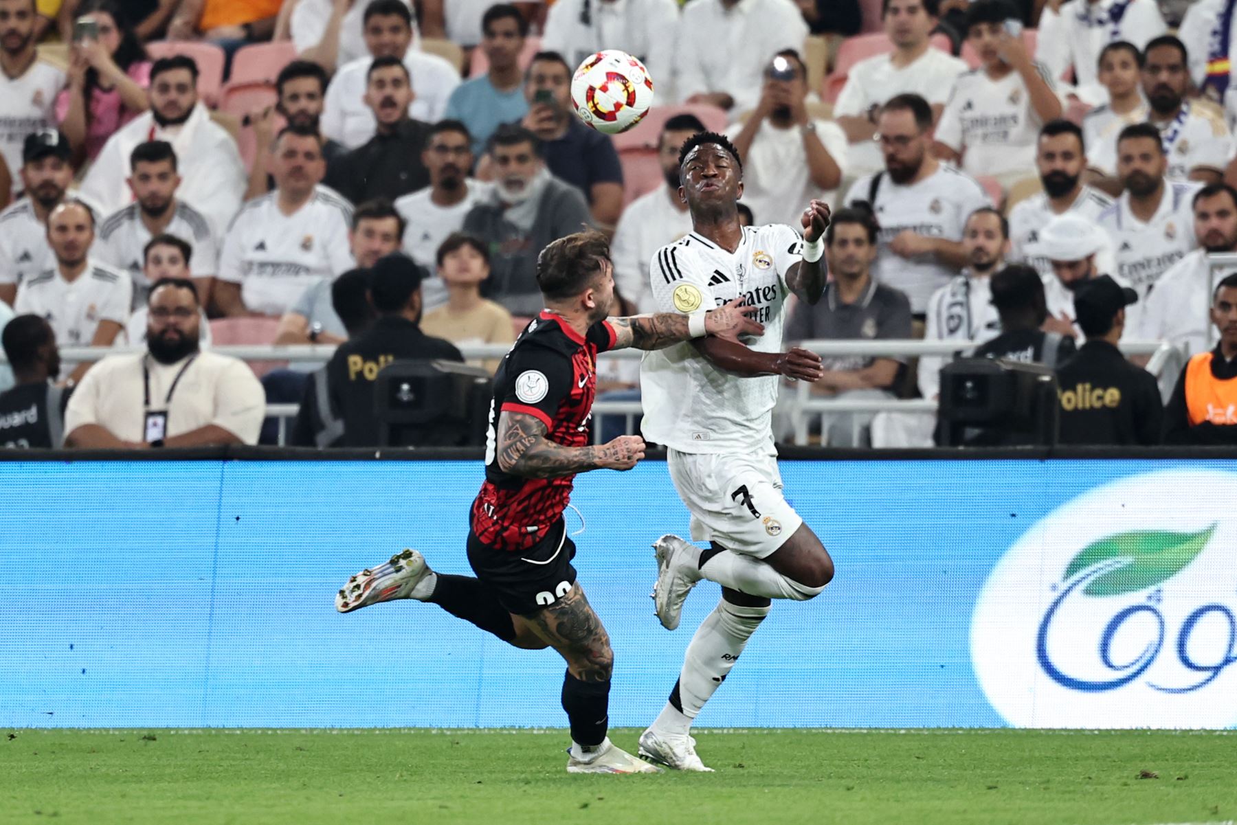 El defensor argentino del Real Mallorca Pablo Maffeo lucha por el balón con el delantero brasileño del Real Madrid  Vinicius Junior durante el partido de fútbol semifinal de la Supercopa de España entre el Real Madrid y Mallorca. AFP