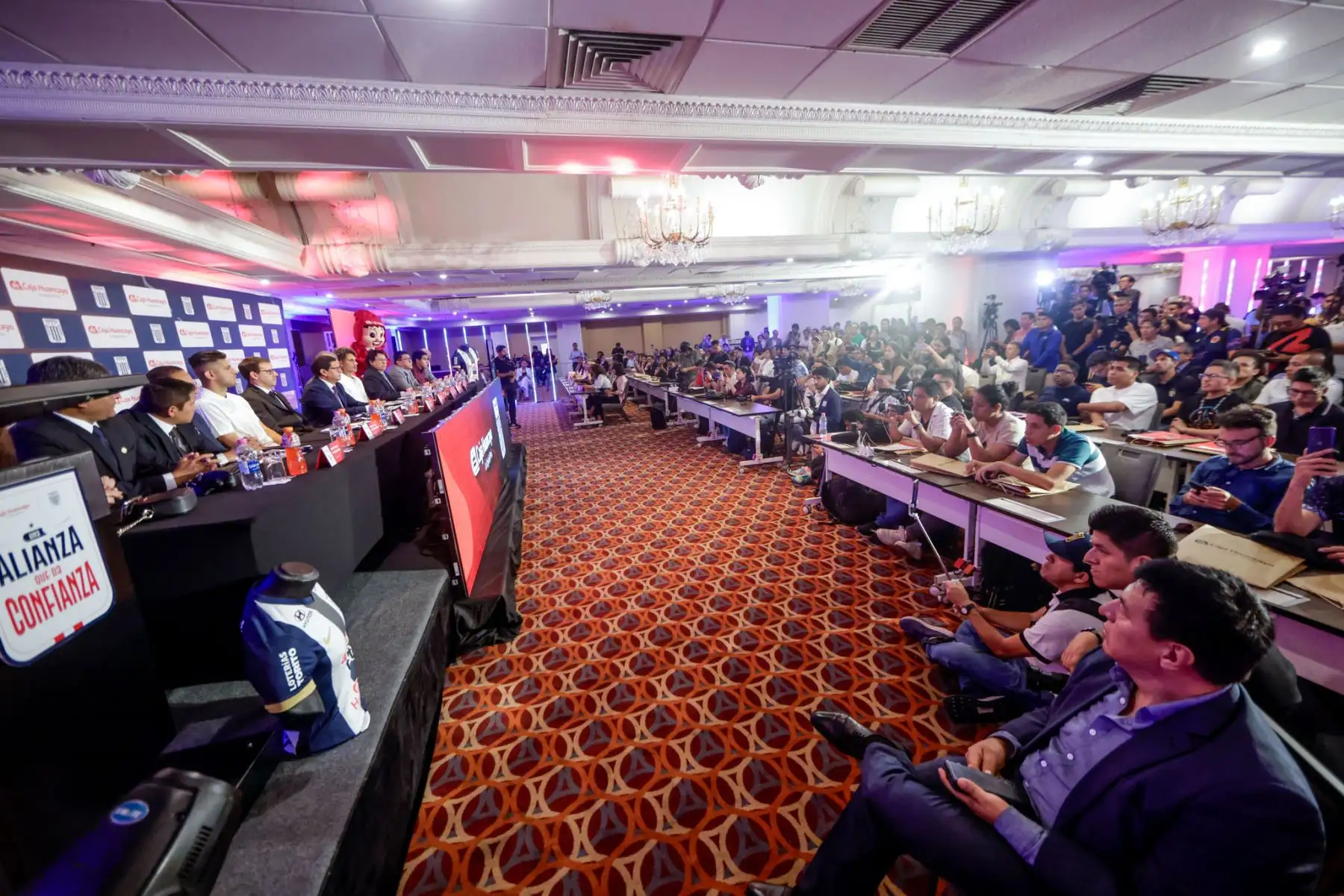 Caja Huancayo ha sido presentado como el sponsor oficial de Alianza Lima para la temporada 2025. El anuncio se realizó durante una conferencia de prensa en el Hotel Sheraton y reunió a directivos de ambas instituciones y a figuras destacadas del club, como Paolo Guerrero y Carlos Zambrano. Foto: ANDINA/Luis Iparraguirre