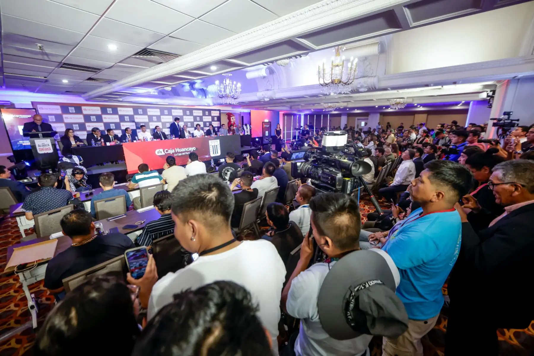 Caja Huancayo ha sido presentado como el sponsor oficial de Alianza Lima para la temporada 2025. El anuncio se realizó durante una conferencia de prensa en el Hotel Sheraton y reunió a directivos de ambas instituciones y a figuras destacadas del club, como Paolo Guerrero y Carlos Zambrano. Foto: ANDINA/Luis Iparraguirre