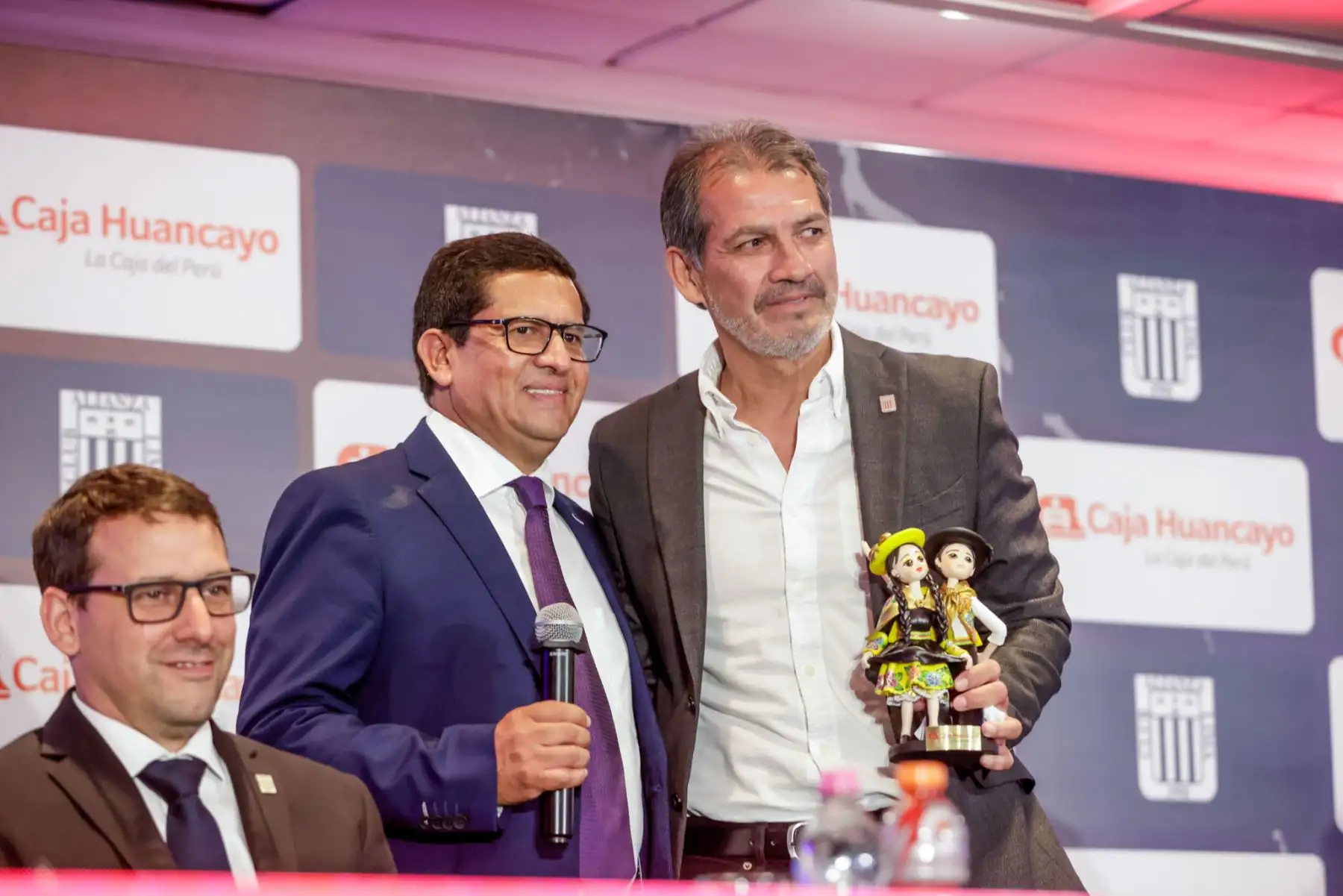 Caja Huancayo ha sido presentado como el sponsor oficial de Alianza Lima para la temporada 2025. El anuncio se realizó durante una conferencia de prensa en el Hotel Sheraton y reunió a directivos de ambas instituciones y a figuras destacadas del club, como Paolo Guerrero y Carlos Zambrano. Foto: ANDINA/Luis Iparraguirre