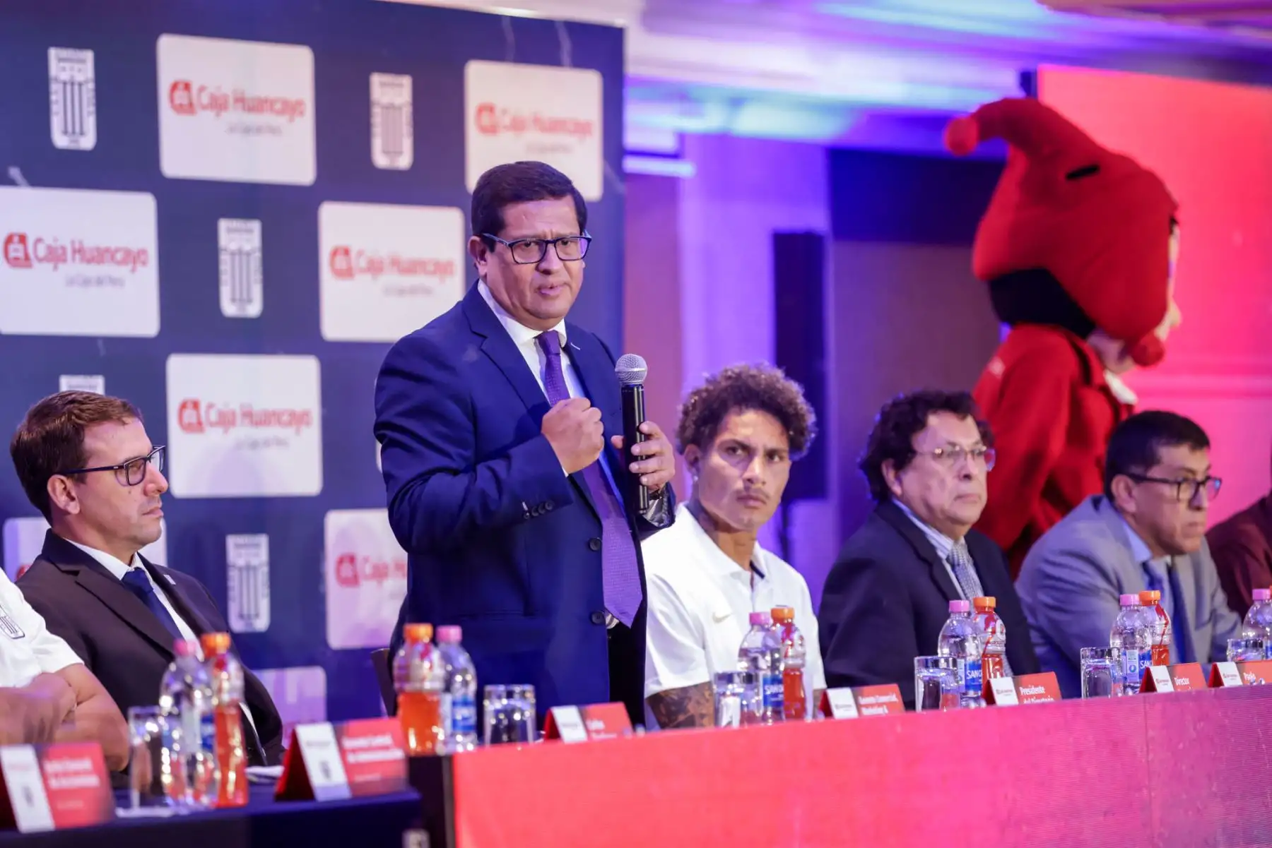 Caja Huancayo ha sido presentado como el sponsor oficial de Alianza Lima para la temporada 2025. El anuncio se realizó durante una conferencia de prensa en el Hotel Sheraton y reunió a directivos de ambas instituciones y a figuras destacadas del club, como Paolo Guerrero y Carlos Zambrano. Foto: ANDINA/Luis Iparraguirre
