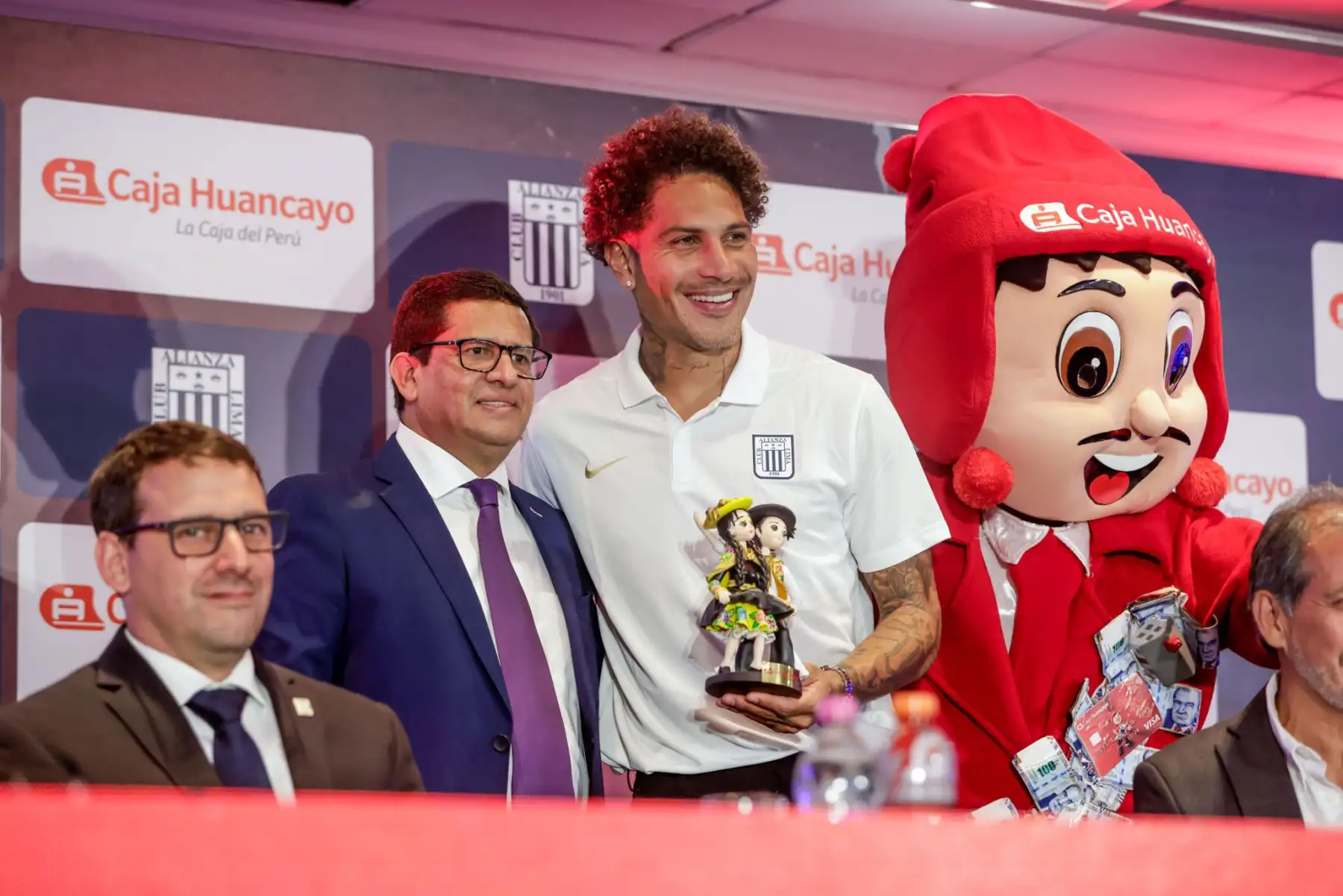 Caja Huancayo ha sido presentado como el sponsor oficial de Alianza Lima para la temporada 2025. El anuncio se realizó durante una conferencia de prensa en el Hotel Sheraton y reunió a directivos de ambas instituciones y a figuras destacadas del club, como Paolo Guerrero y Carlos Zambrano. Foto: ANDINA/Luis Iparraguirre