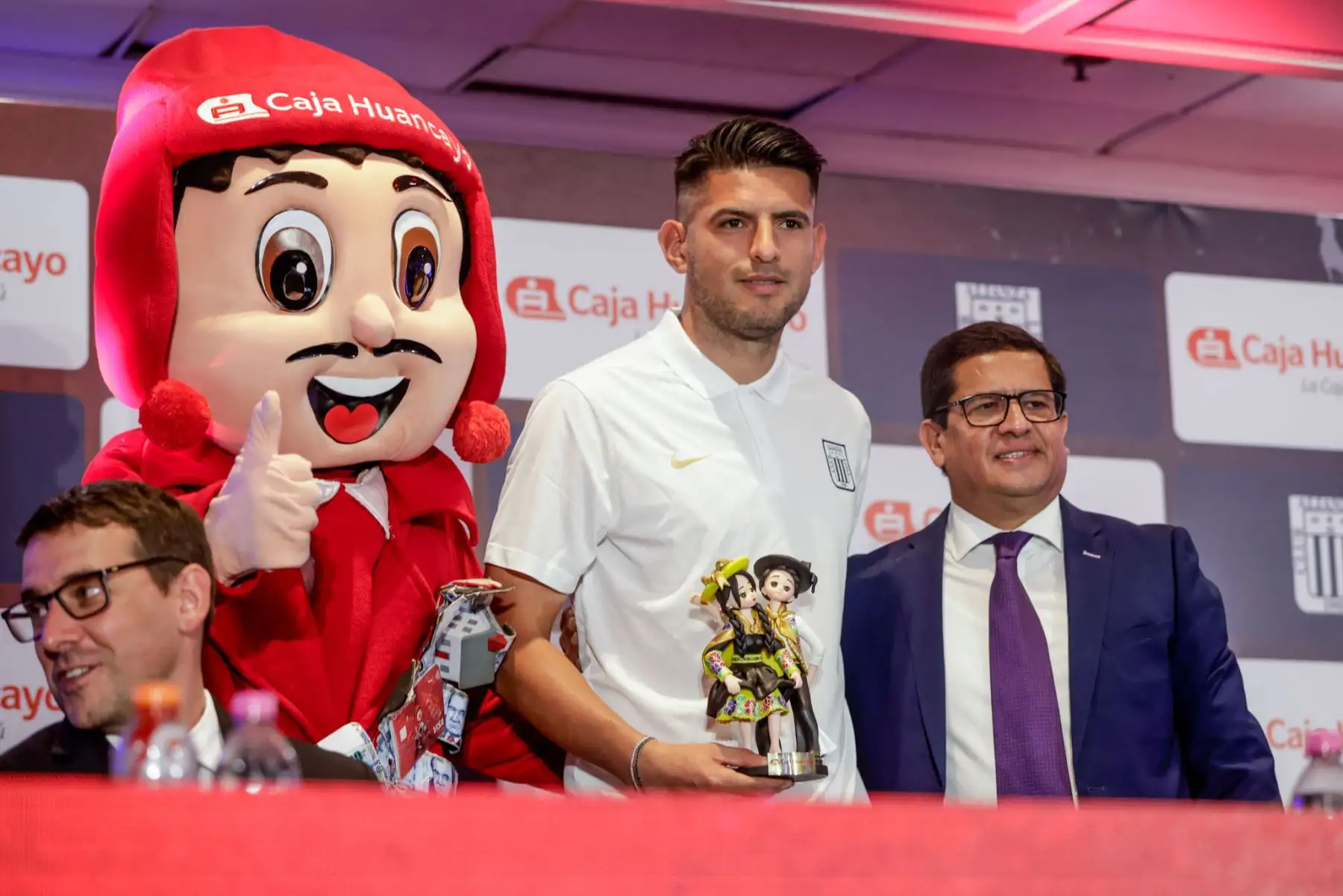 Caja Huancayo ha sido presentado como el sponsor oficial de Alianza Lima para la temporada 2025. El anuncio se realizó durante una conferencia de prensa en el Hotel Sheraton y reunió a directivos de ambas instituciones y a figuras destacadas del club, como Paolo Guerrero y Carlos Zambrano. Foto: ANDINA/Luis Iparraguirre