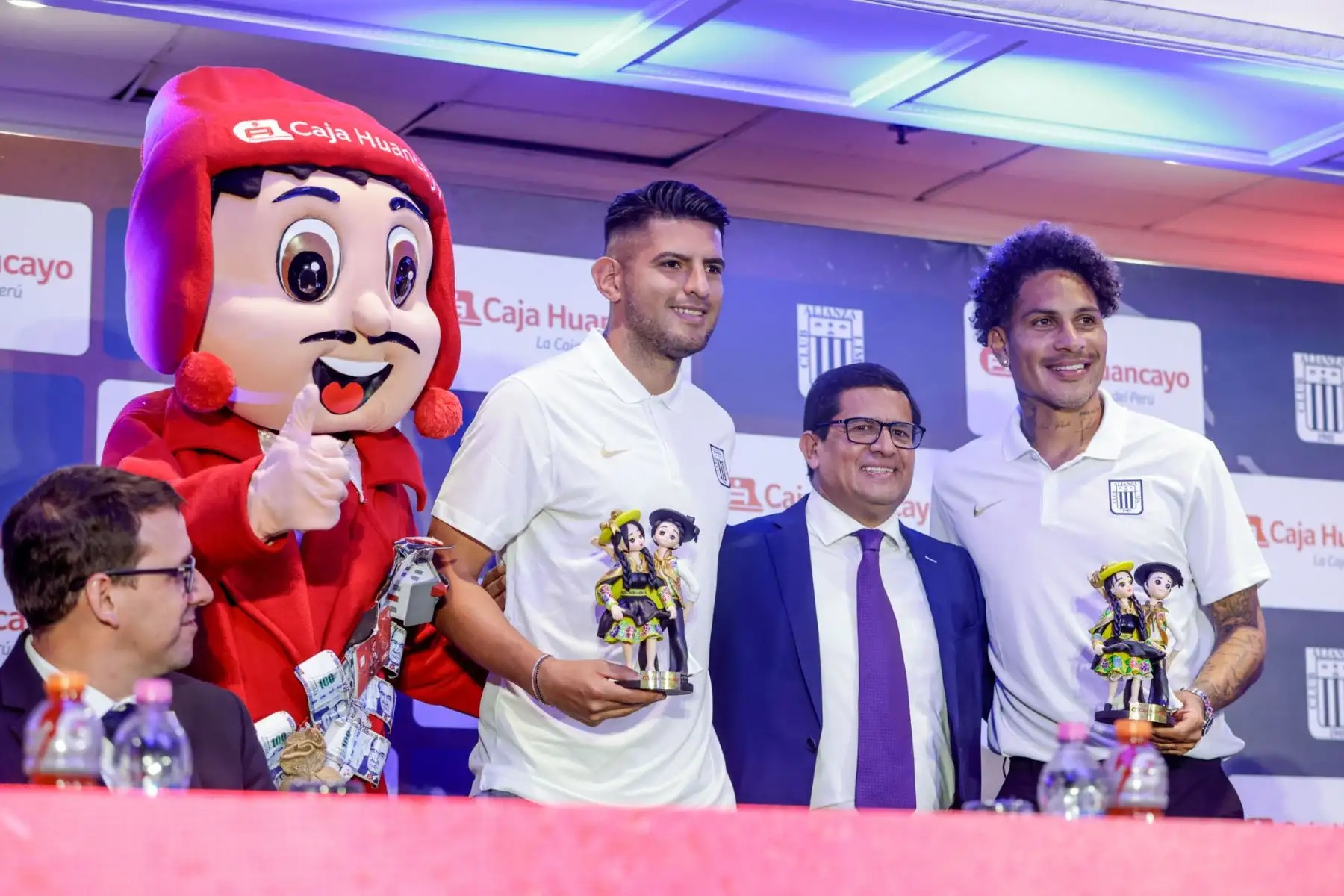 Caja Huancayo ha sido presentado como el sponsor oficial de Alianza Lima para la temporada 2025. El anuncio se realizó durante una conferencia de prensa en el Hotel Sheraton y reunió a directivos de ambas instituciones y a figuras destacadas del club, como Paolo Guerrero y Carlos Zambrano. Foto: ANDINA/Luis Iparraguirre