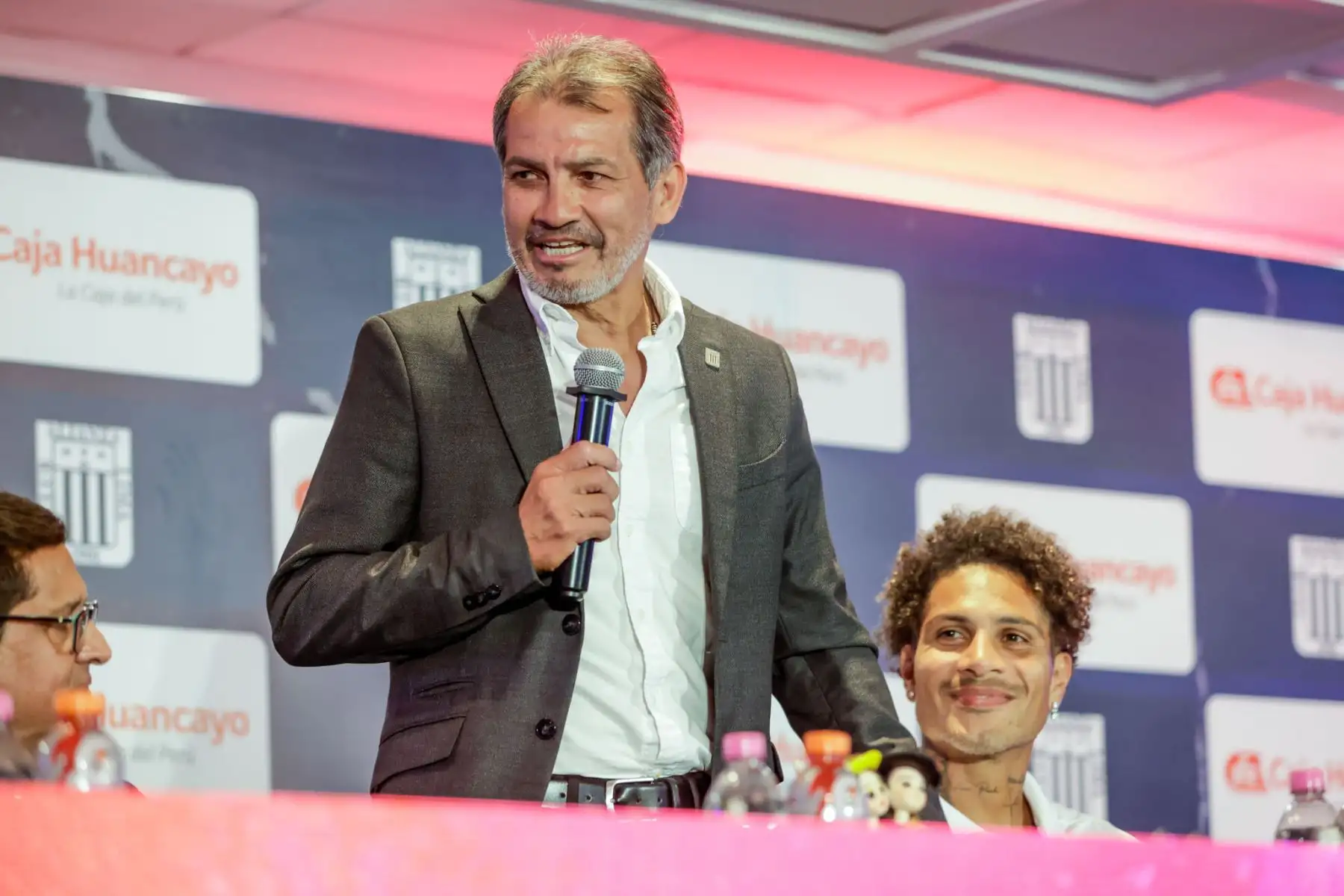 Caja Huancayo ha sido presentado como el sponsor oficial de Alianza Lima para la temporada 2025. El anuncio se realizó durante una conferencia de prensa en el Hotel Sheraton y reunió a directivos de ambas instituciones y a figuras destacadas del club, como Paolo Guerrero y Carlos Zambrano. Foto: ANDINA/Luis Iparraguirre