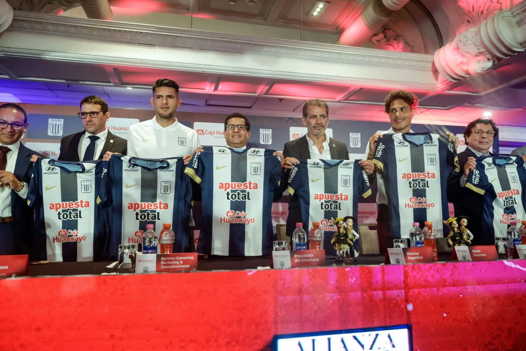Caja Huancayo ha sido presentado como el sponsor oficial de Alianza Lima para la temporada 2025. El anuncio se realizó durante una conferencia de prensa en el Hotel Sheraton y reunió a directivos de ambas instituciones y a figuras destacadas del club, como Paolo Guerrero y Carlos Zambrano. Foto: ANDINA/Luis Iparraguirre