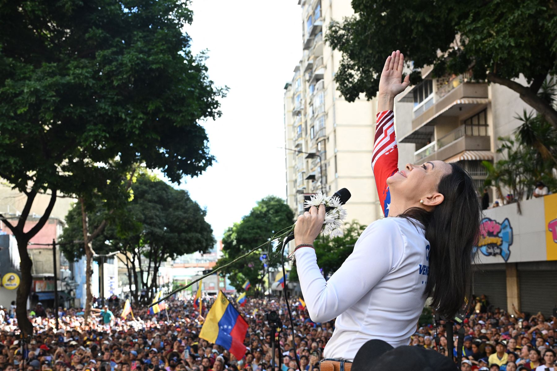 La líder de la oposición venezolana María Corina Machado se dirige a sus partidarios durante una protesta convocada por la oposición en vísperas de la toma de posesión presidencial. AFP