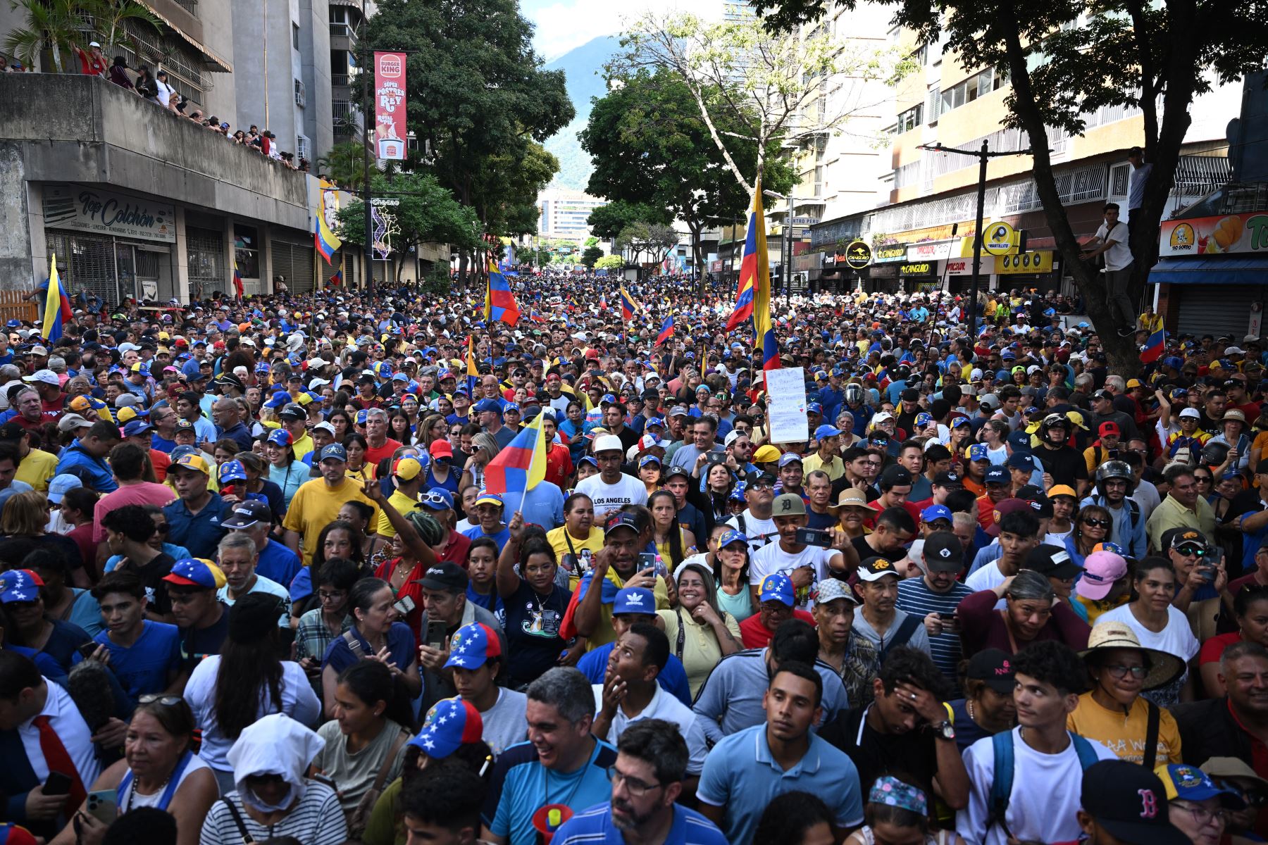 Multitudinaria manifestación de la oposición antichavista en Caracas. Foto: AFP