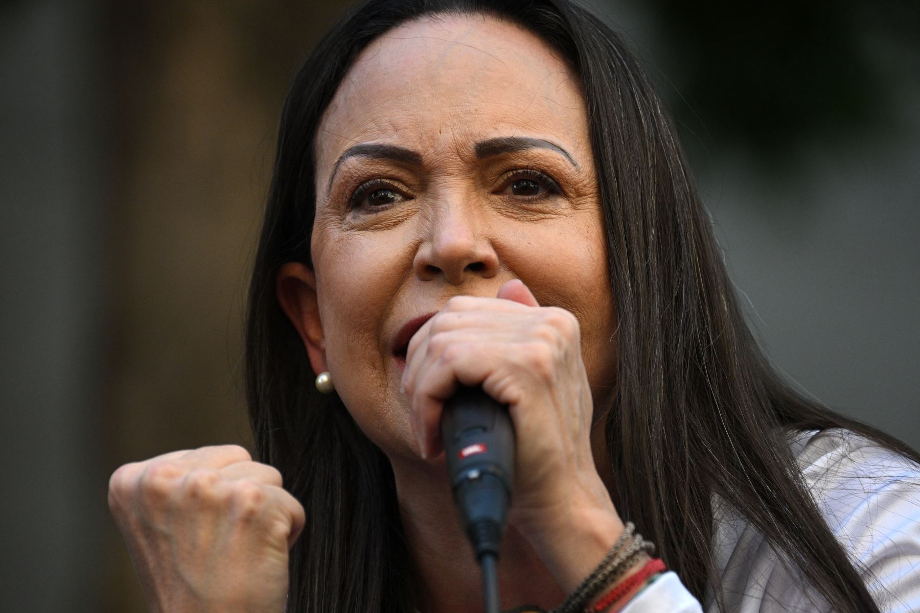 Machado salió de su escondite para encabezar las protestas en Caracas contra la juramentación de Nicolás Maduro para un tercer mandato muy controvertido como presidente. AFP