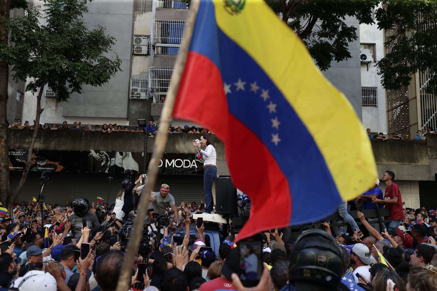 La líder antichavista María Corina Machado pronuncia un discurso este jueves, en una manifestación en Caracas (Venezuela). Machado expresó, cuando salió de la clandestinidad para participar en una protesta en Caracas, que Venezuela "superó el miedo" al estar en las calles para -aseguró- defender el reclamado triunfo de Edmundo González Urrutia en las elecciones del pasado julio, en las que Nicolás Maduro fue proclamado ganador por el organismo comicial. Foto: EFE