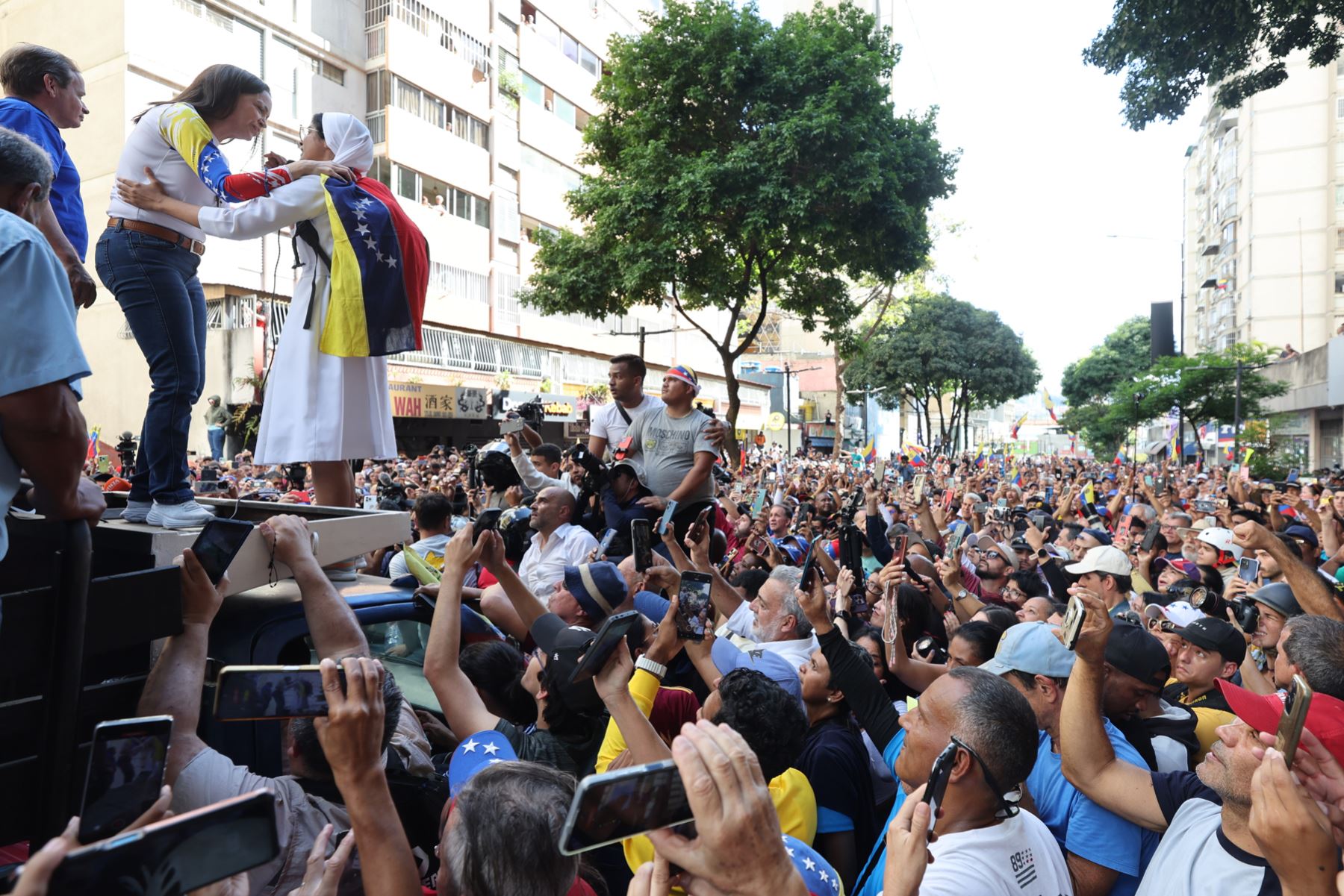 La líder antichavista María Corina Machado pronuncia un discurso este jueves, en una manifestación en Caracas (Venezuela). Machado expresó, cuando salió de la clandestinidad para participar en una protesta en Caracas, que Venezuela "superó el miedo" al estar en las calles para -aseguró- defender el reclamado triunfo de Edmundo González Urrutia en las elecciones del pasado julio, en las que Nicolás Maduro fue proclamado ganador por el organismo comicial. Foto: EFE